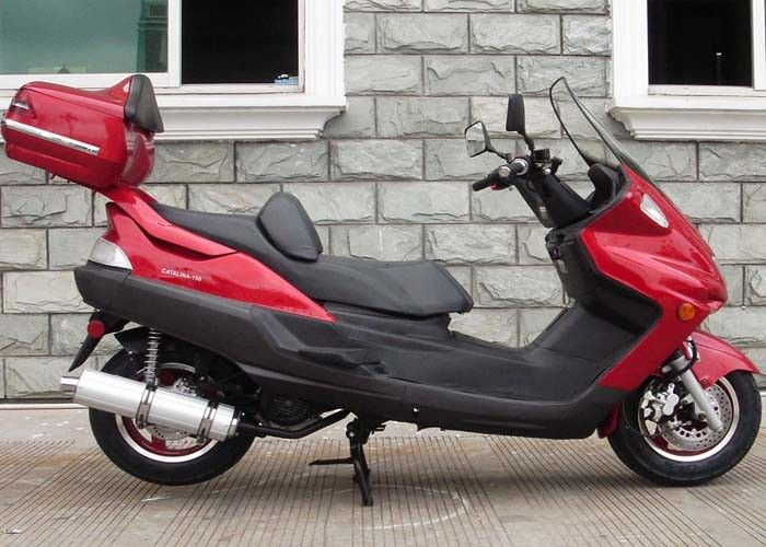 Roter Motorroller mit Handbremse, Bewegungsroller 150cc mit grellem Licht