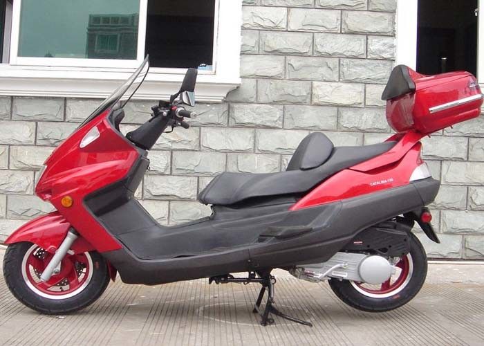 Roter Motorroller mit Handbremse, Bewegungsroller 150cc mit grellem Licht
