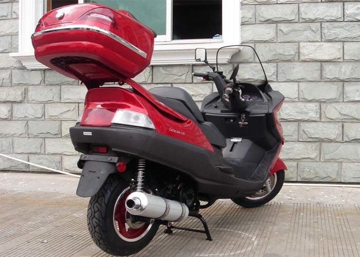 Roter Motorroller mit Handbremse, Bewegungsroller 150cc mit grellem Licht